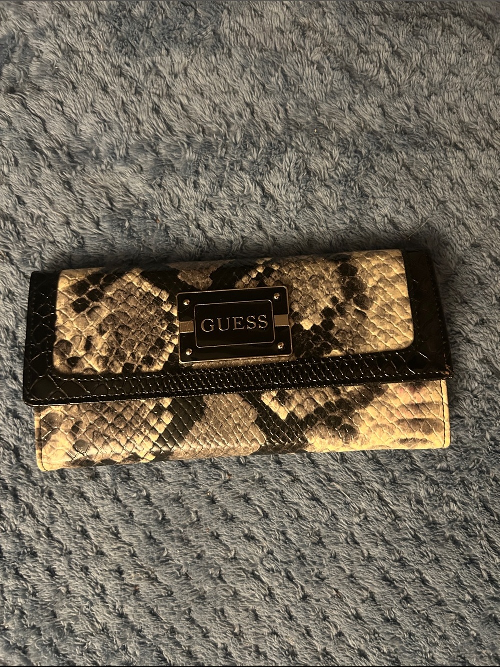 GUESS Snake-Print Foldover Wallet in Black and Cream